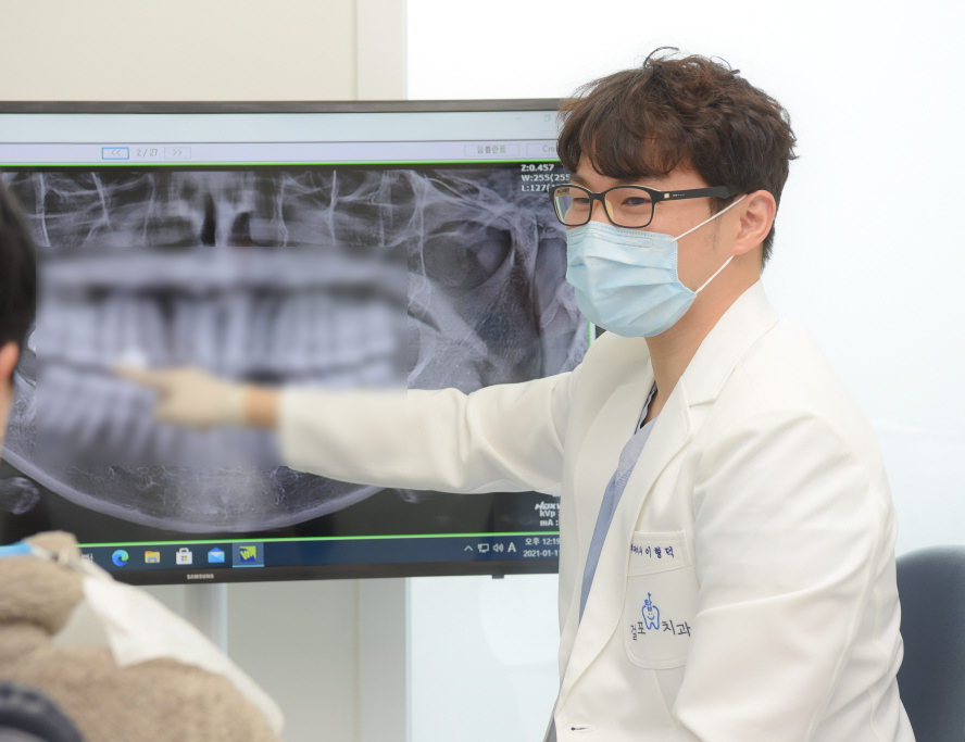 걸포탑치과 이형덕 대표원장 상담 모습